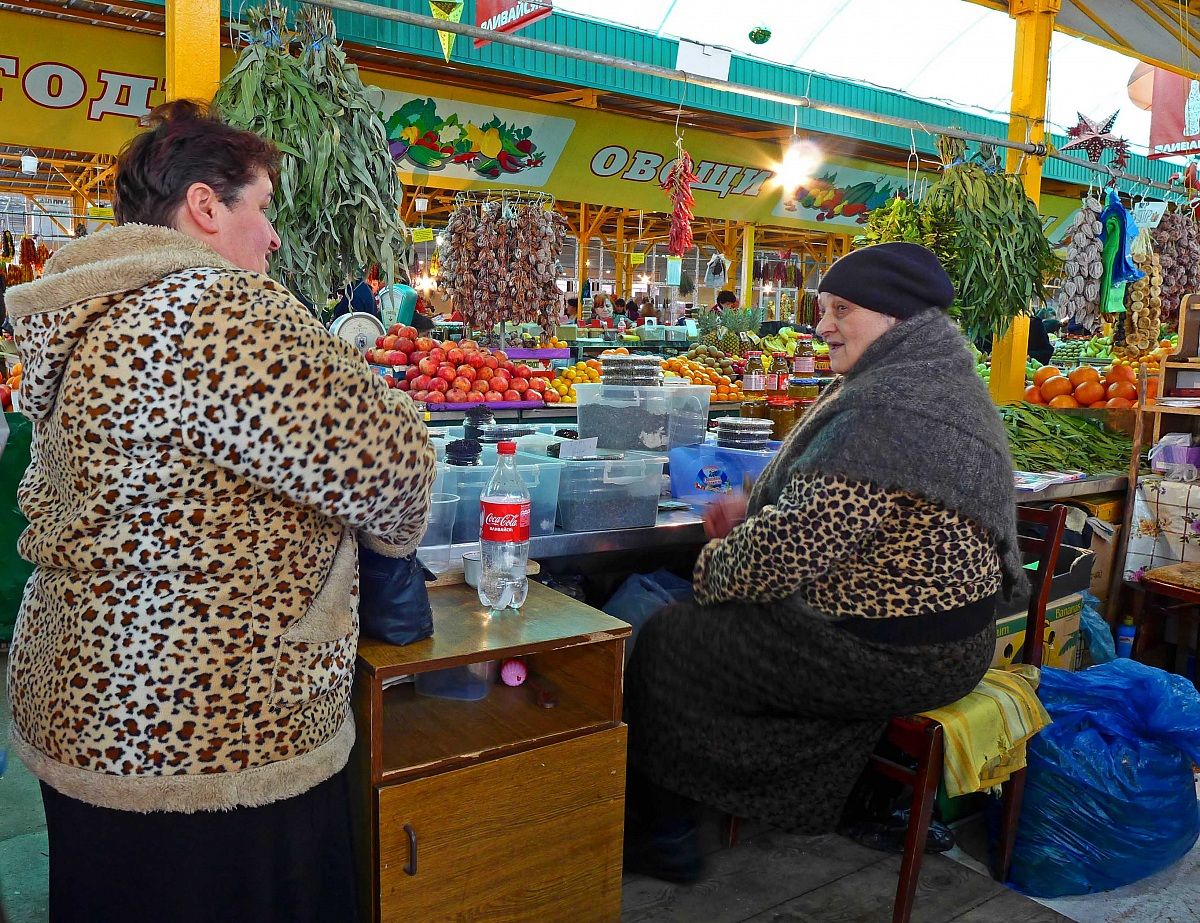 Le donne del mercato coperto di Adler-Sochi. (Russia)
