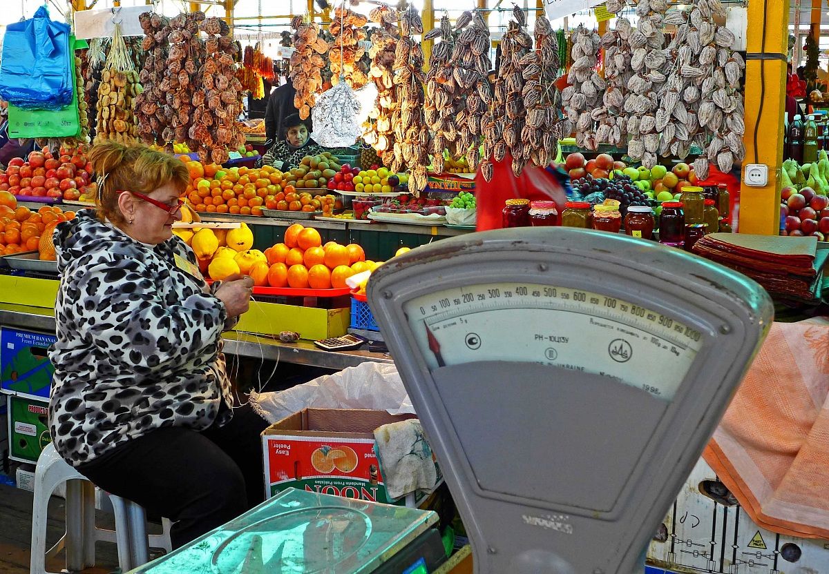 Le donne del mercato coperto di Adler-Sochi. (Russia)