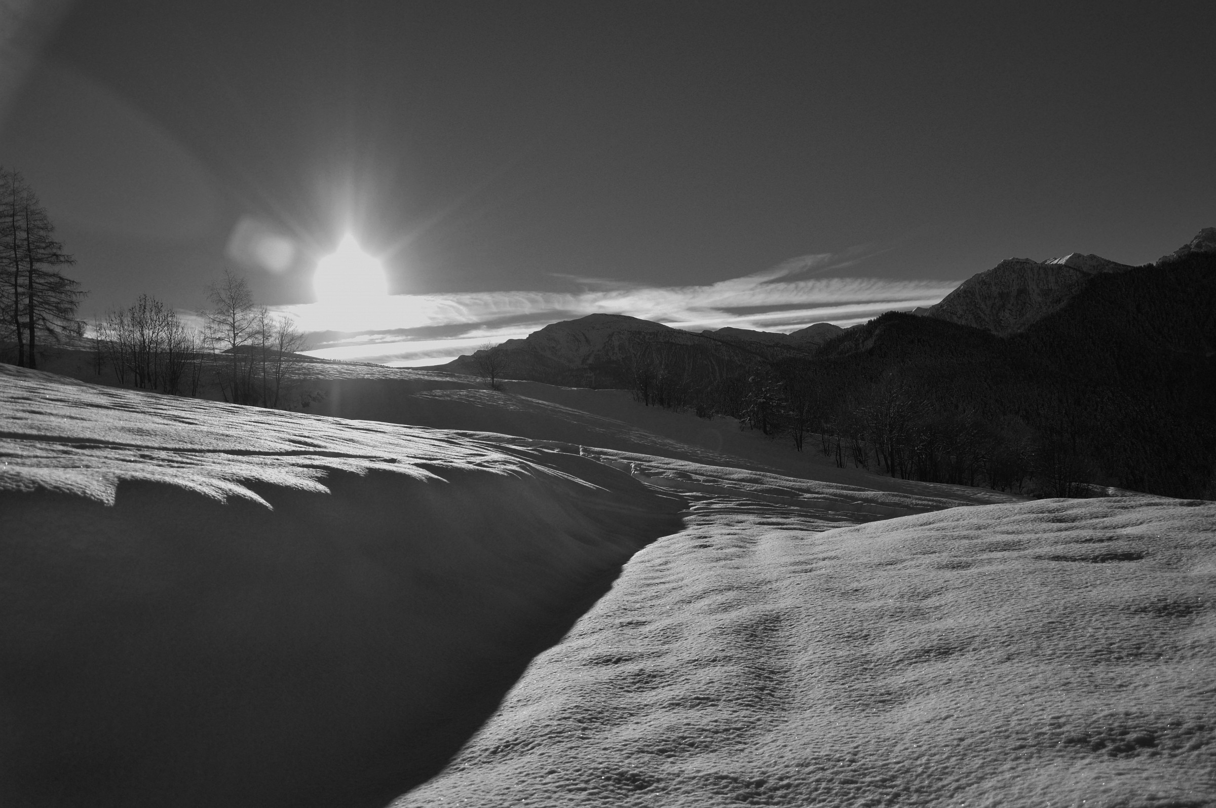Il sole sorge in montagna