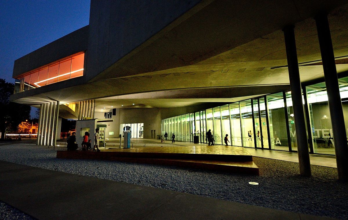 Maxxi by night
