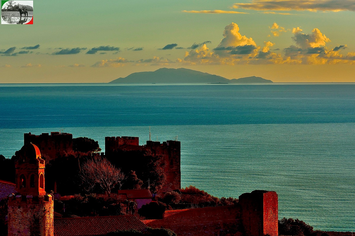 Castiglione della Pescaia sullo sfondo il Giglio