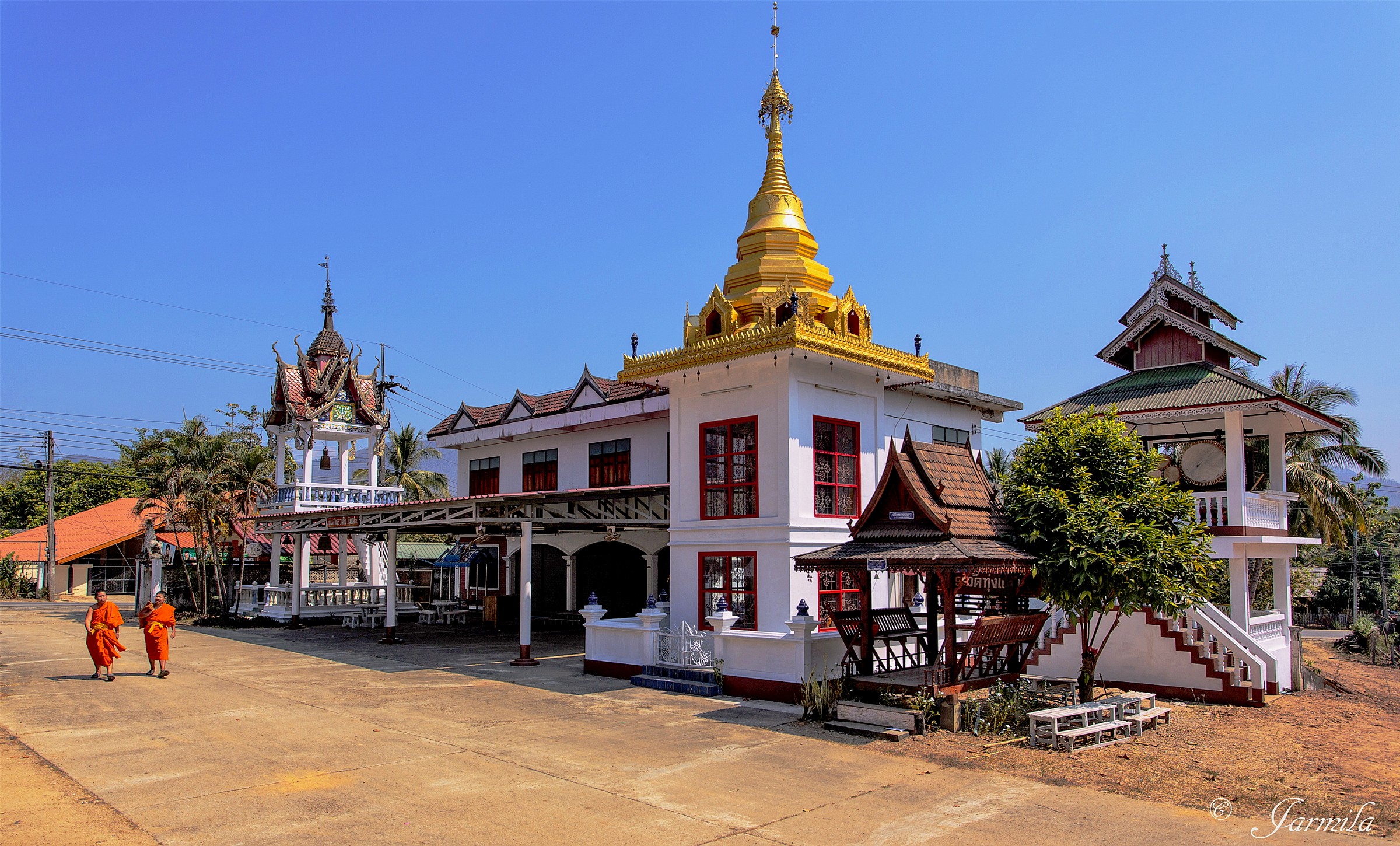 I monaci nel tempio buddista a Mae Sariang