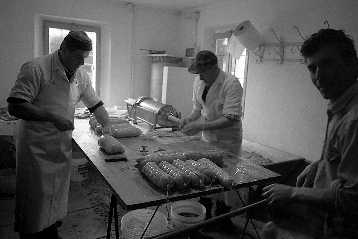 filling and ligation of salami