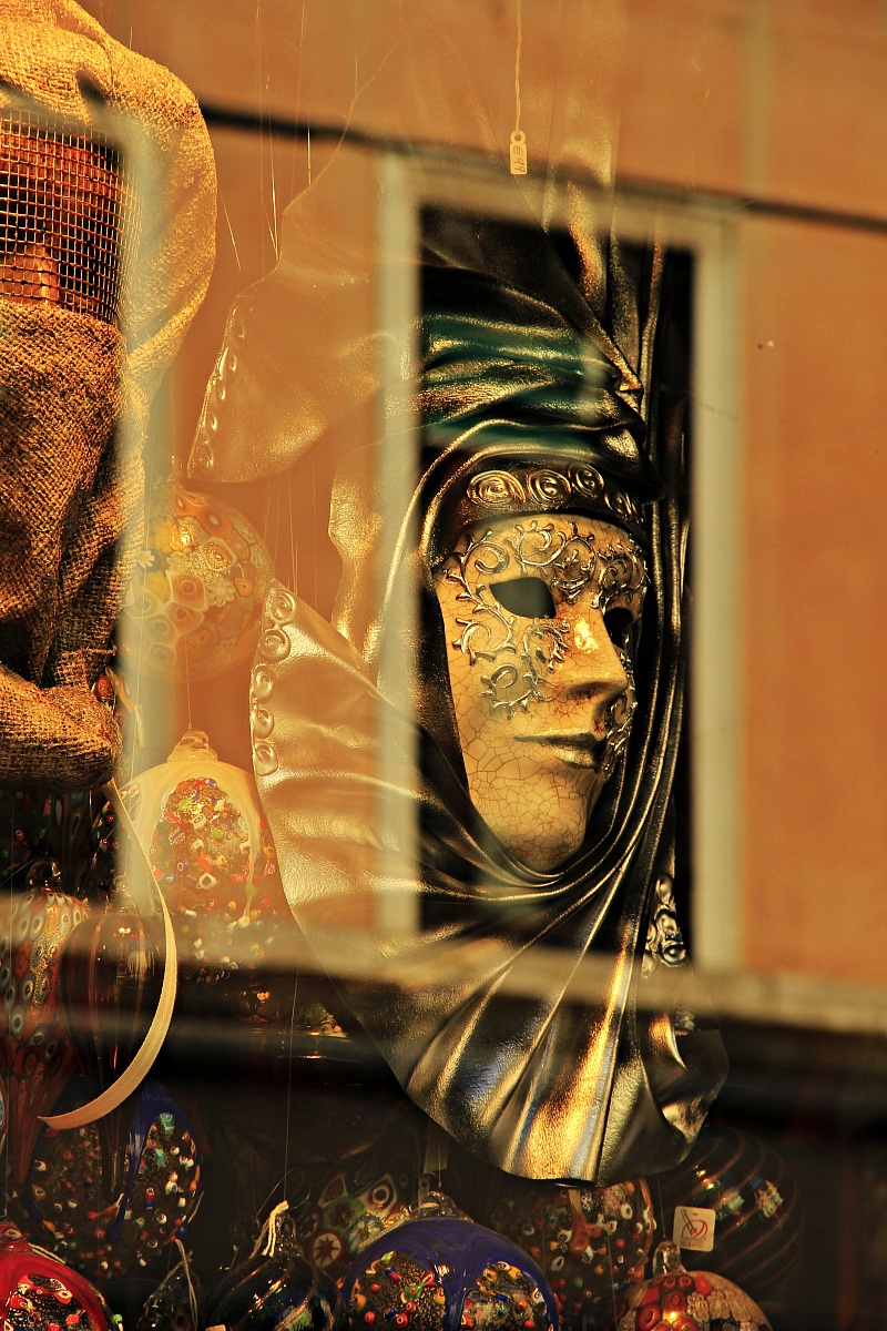 ... maschera alla finestra ...