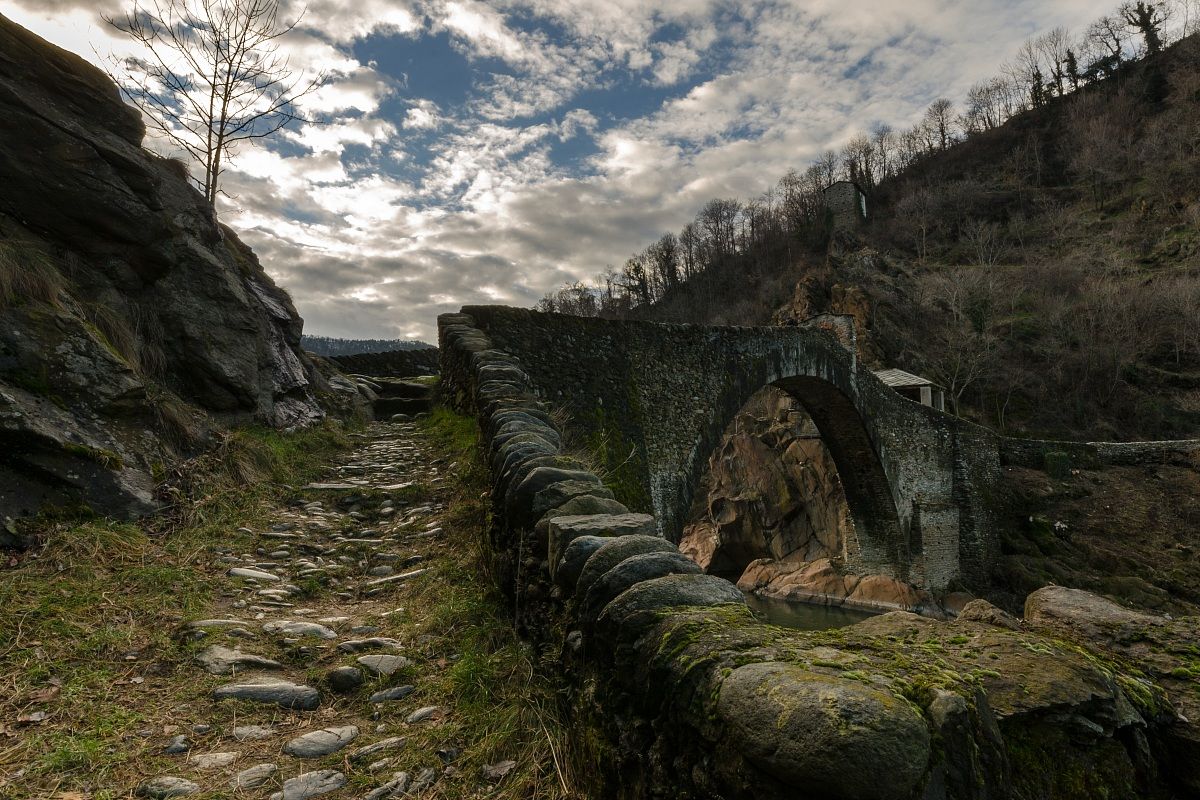 Devil's Bridge, Lanzo