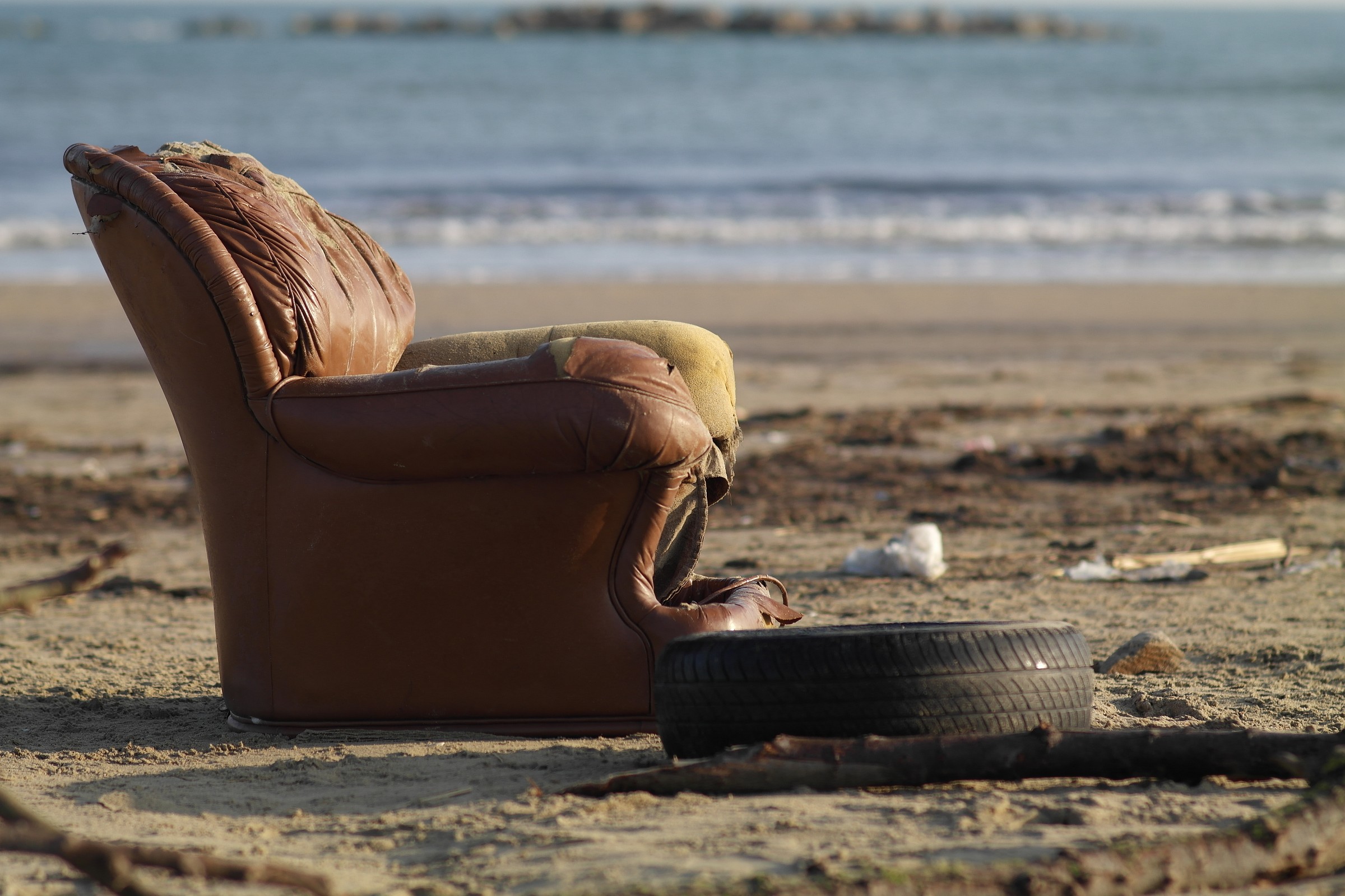 Dormi, vola, riposa. Muore anche il mare!
