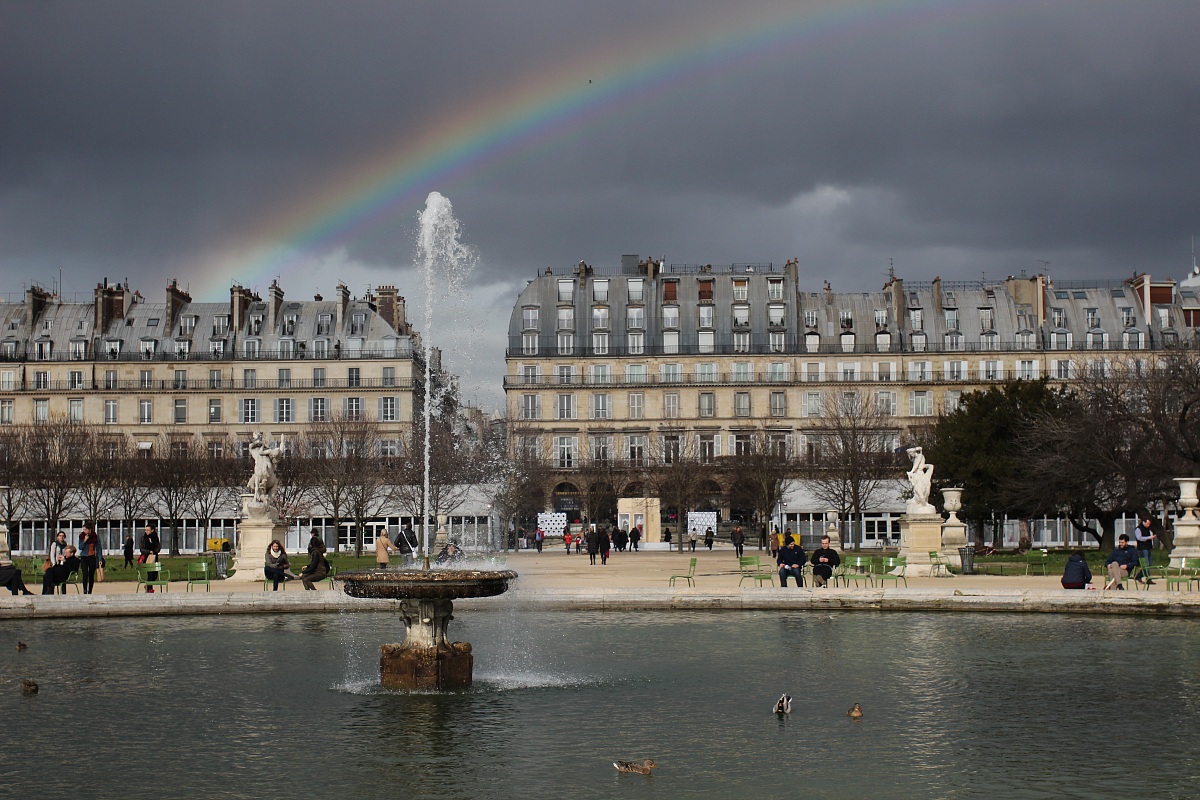 Iride sui tetti di Parigi