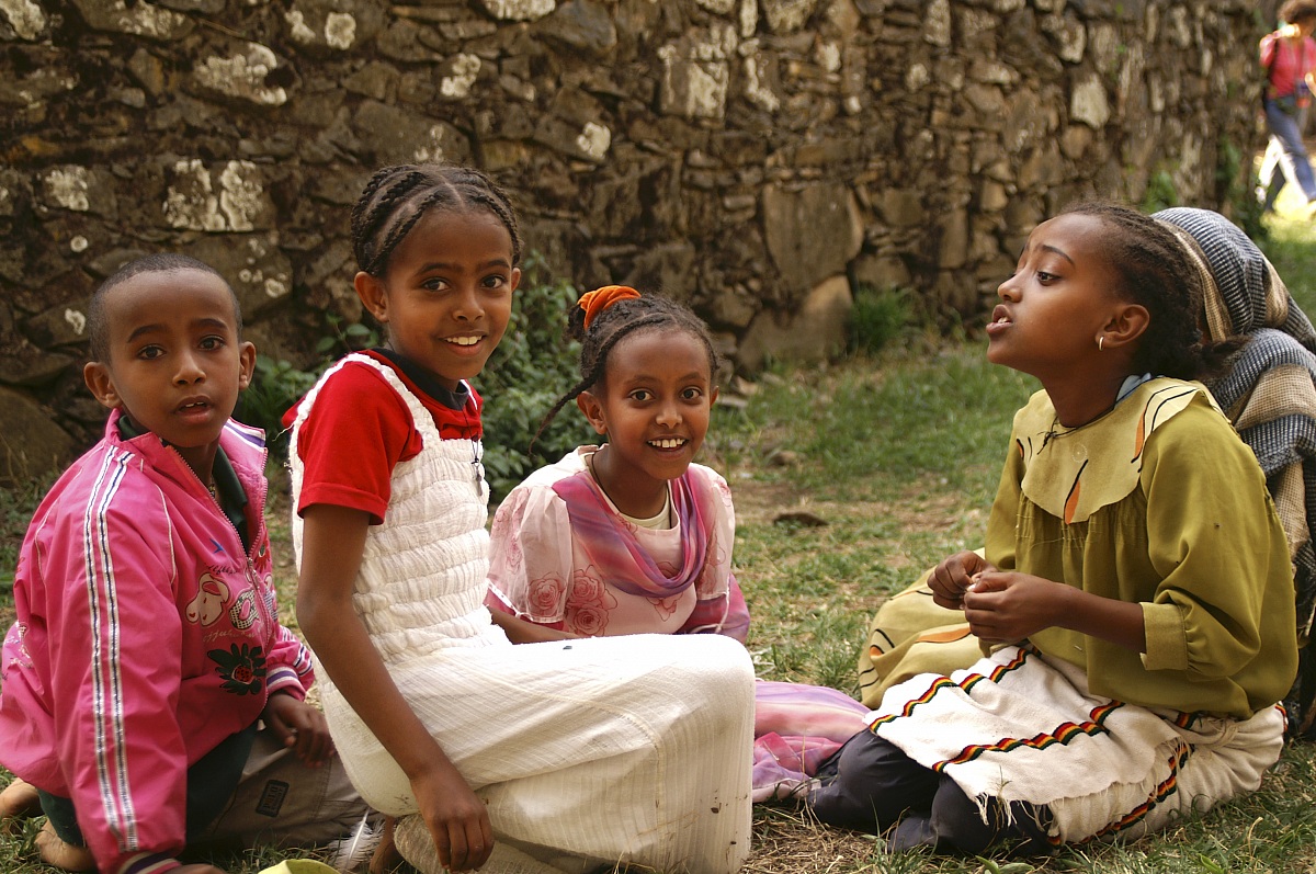 Gondar: Children in the palace of the king Fasiladas