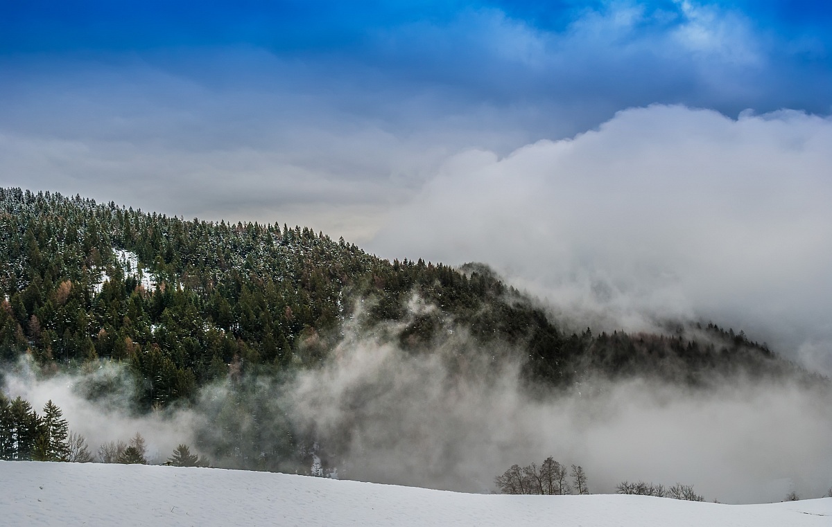 The fog the steep hills
