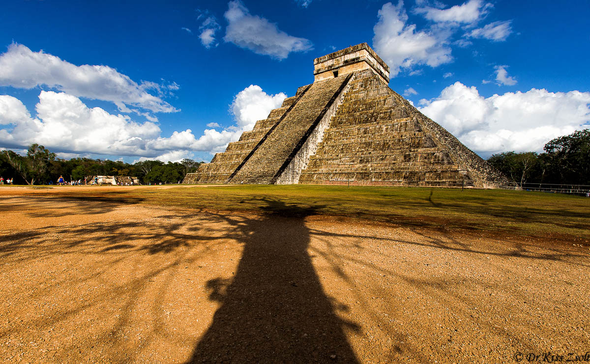 Piramide di Kukulkan con un ombra di un vecchio albero