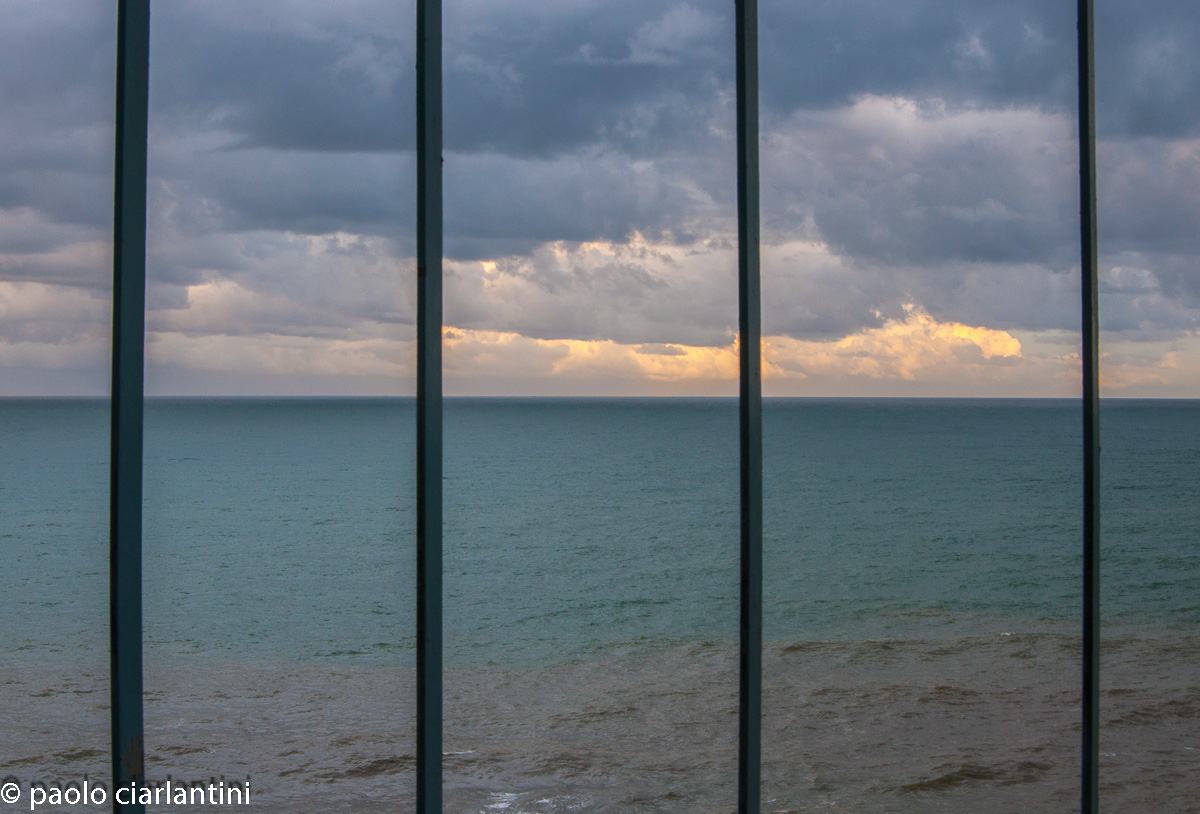 il mare da dietro le sbarre