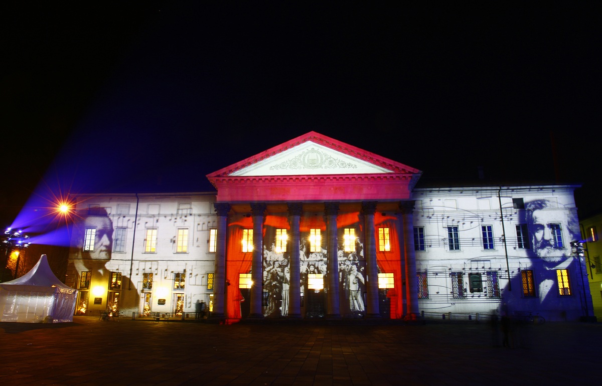 davanti al teatro  como