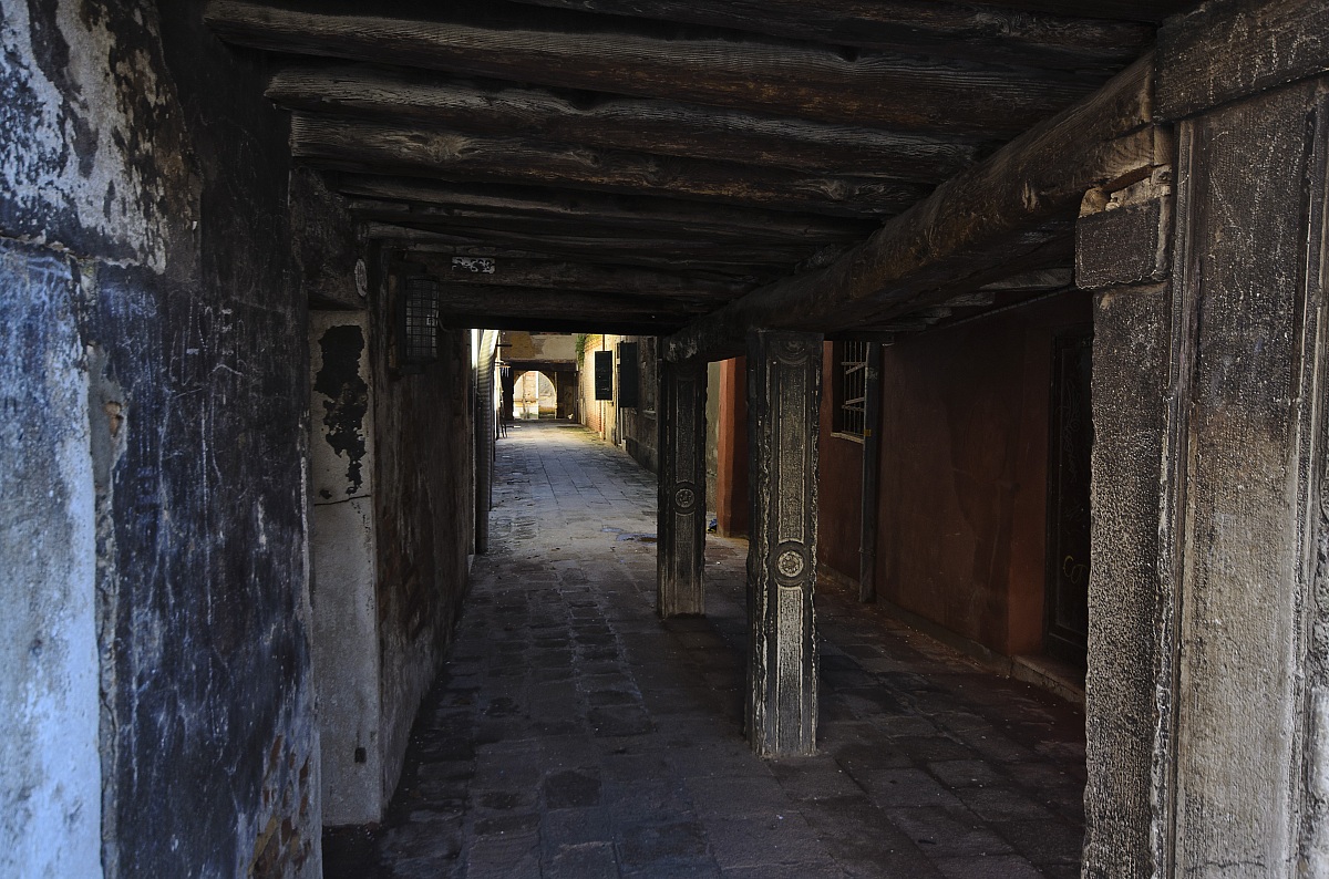 Sottoportego court and Zambelli (VE)