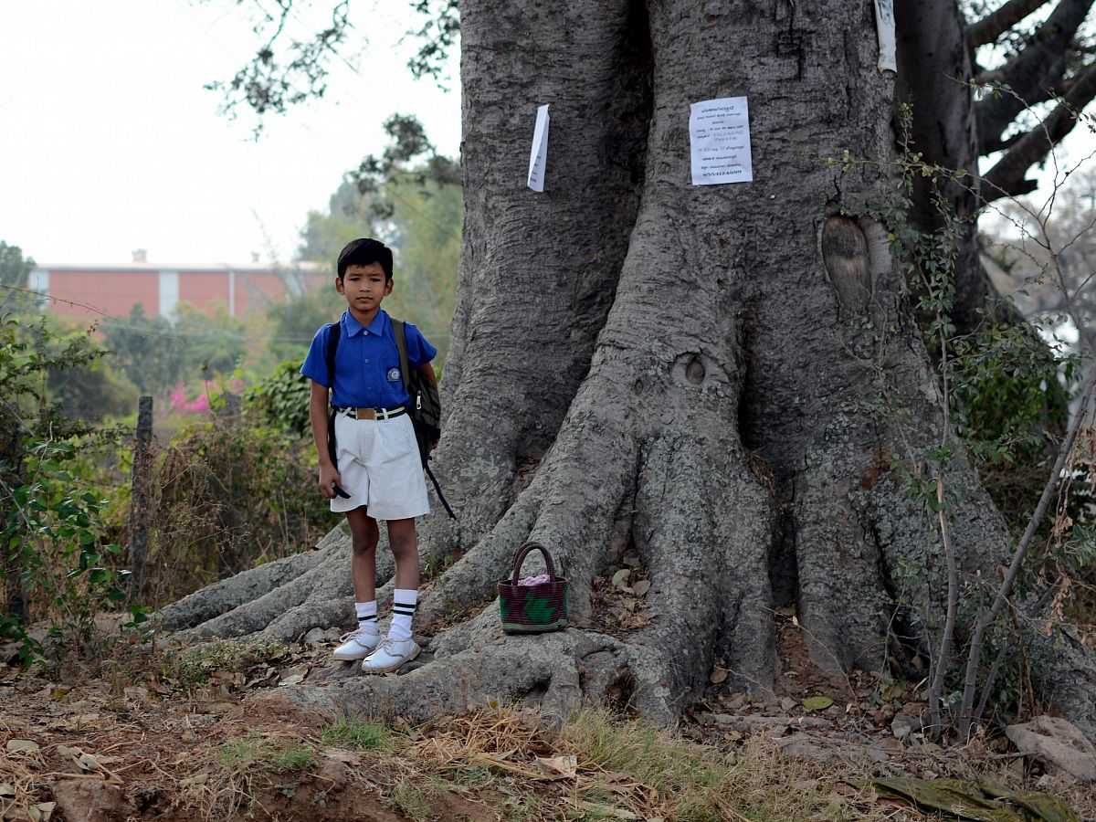 Scolaretto alla fermata del bus