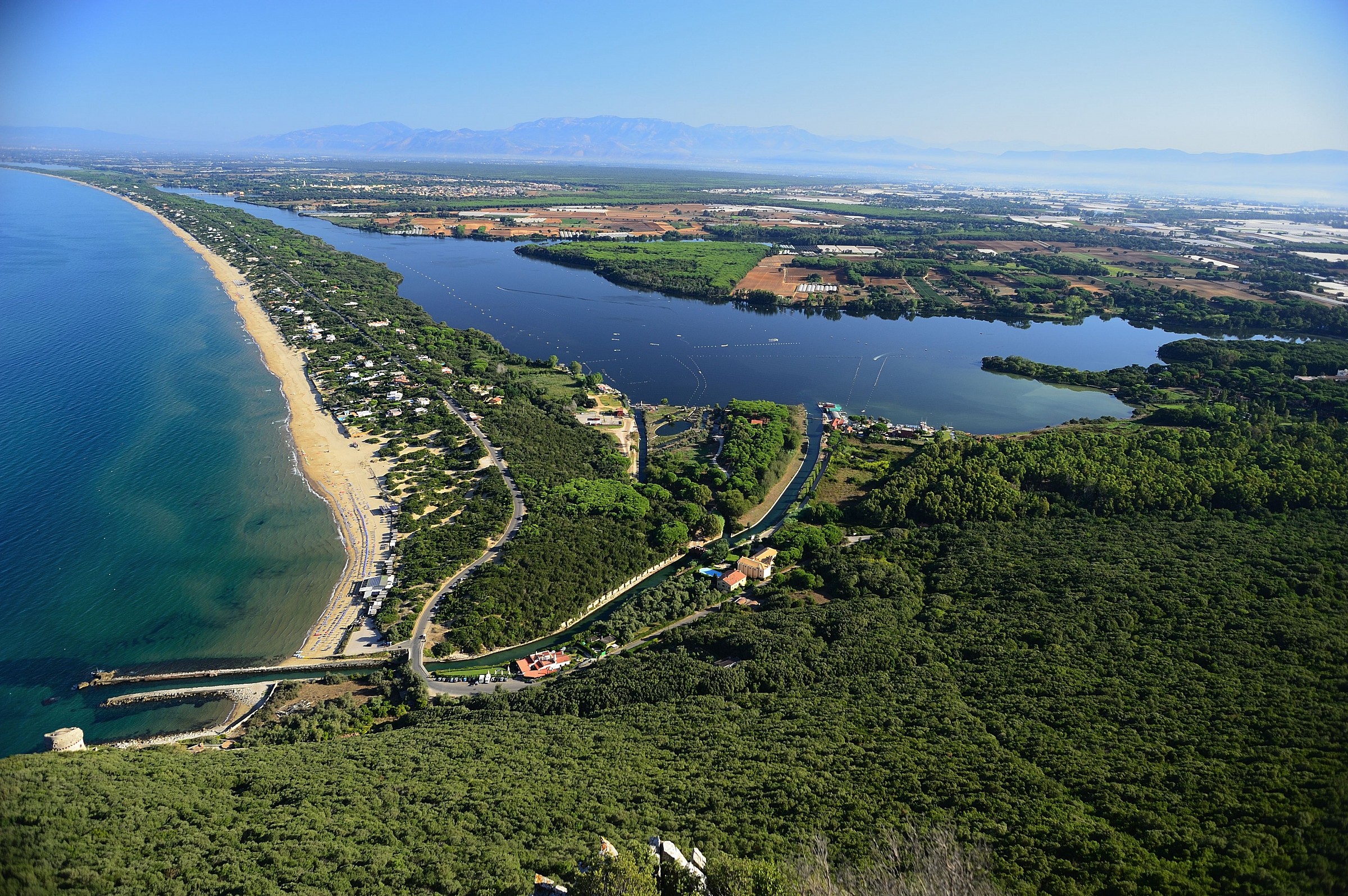 La pianura pontina dal Monte Circeo guardando a Nord