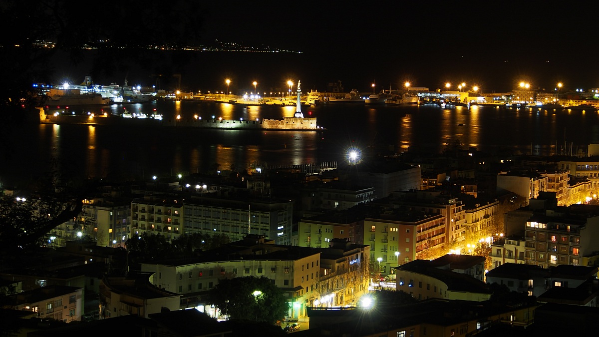Messina - la madonnina del porto di notte