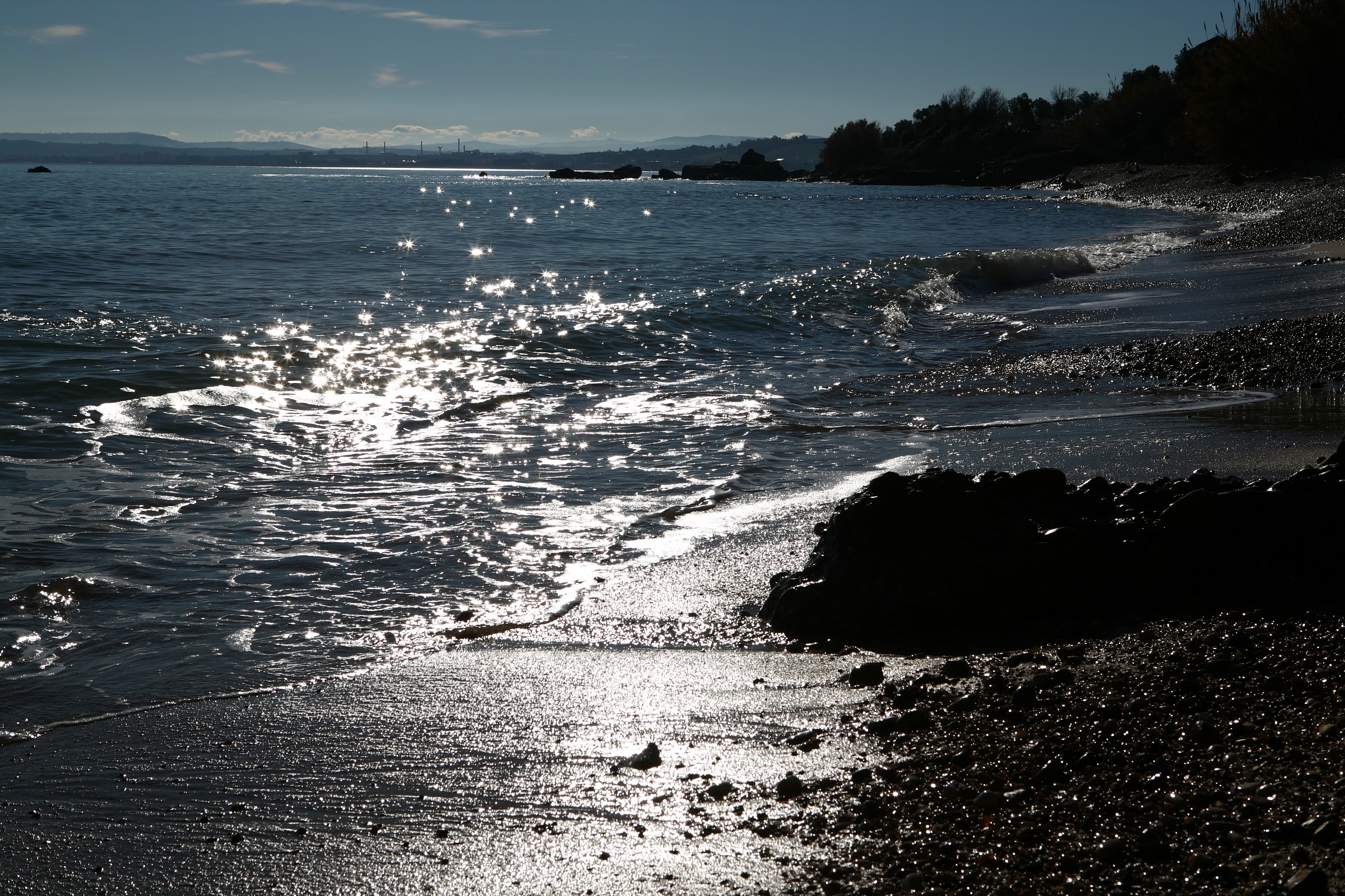 Il sole bacia la battigia