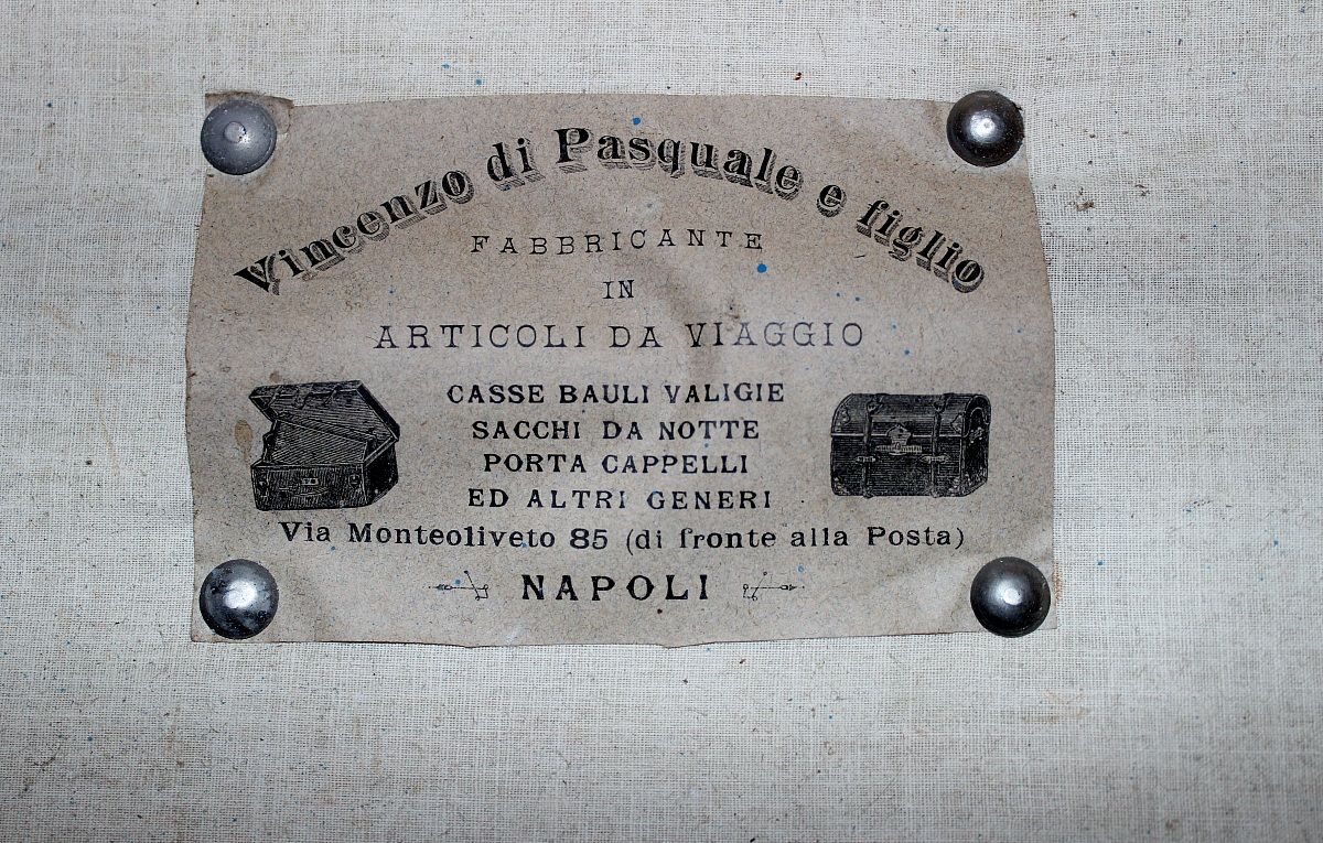 La vecchissima etichetta dell'antico baule