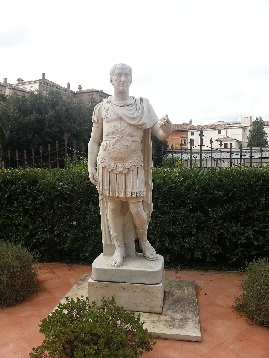 statua di Cesare Augusto presso il Circolo Barberini