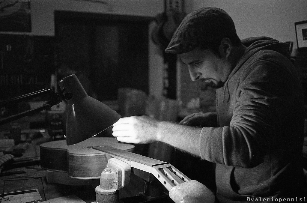 Liutaio all'opera