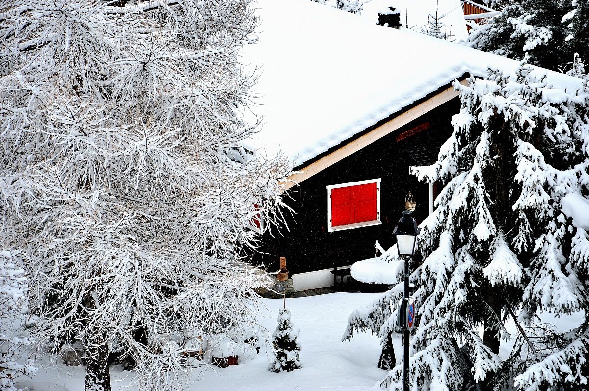 Red Persiane Chalet