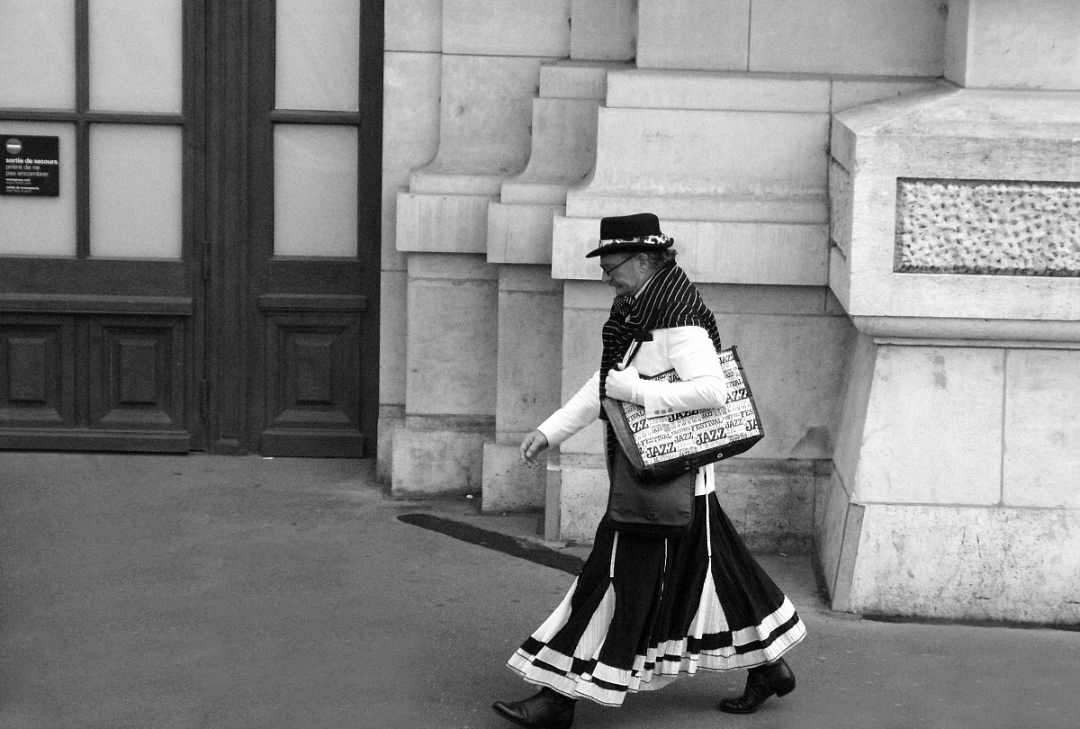 fashionable in the streets of Paris ....... B / W