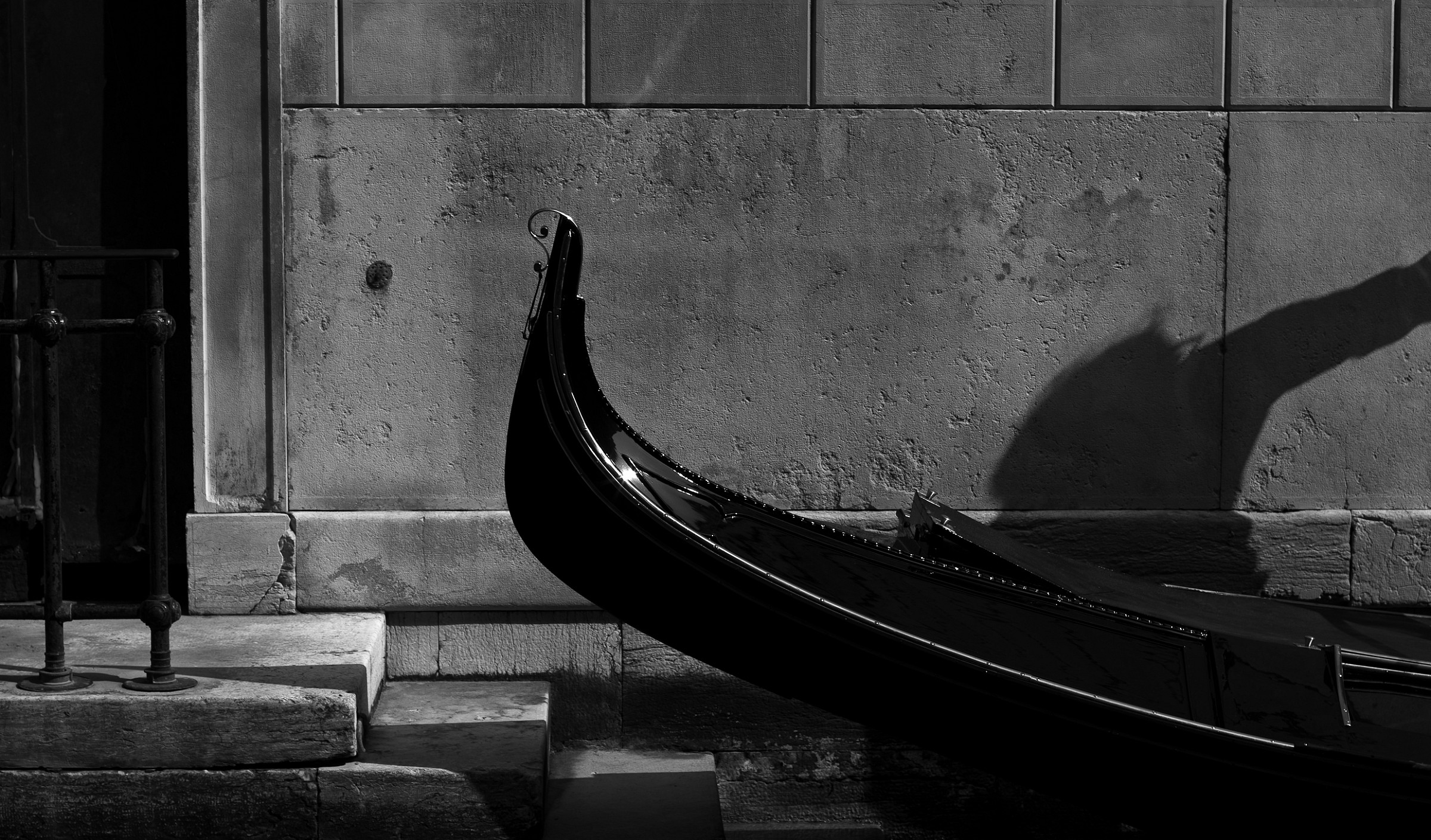 Ho visto un'ombra giocare con uno specchio d'acqua.....