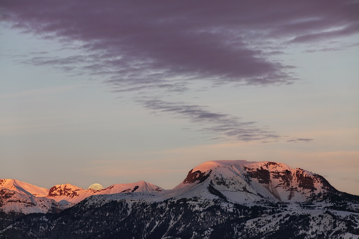 La luna tramonta al sorgere del sole