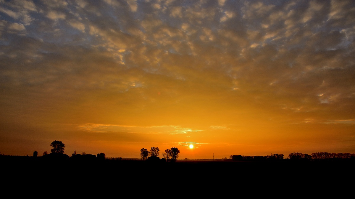 Almost explodes .. the dawn silent ...