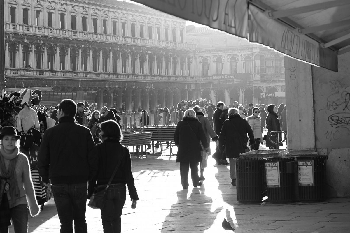 gente in piazza