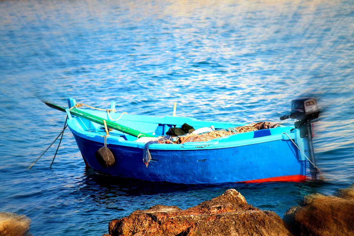 Barchetta in mezzo al mar