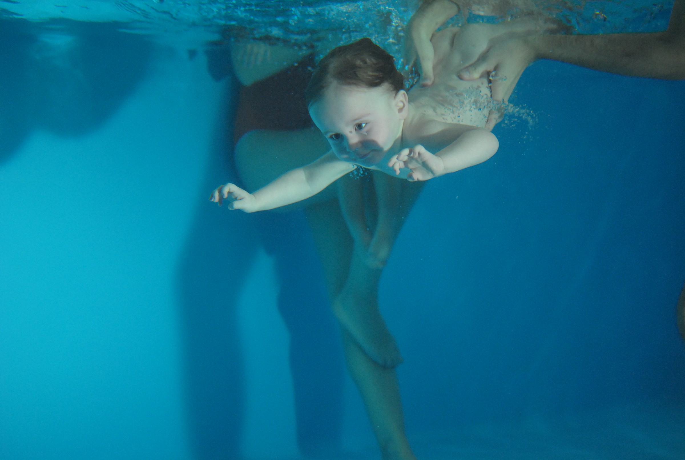 mio figlio in piscina