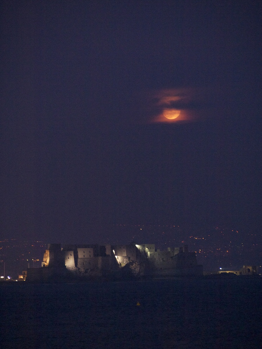 It 'a red moon me parle' and you ...