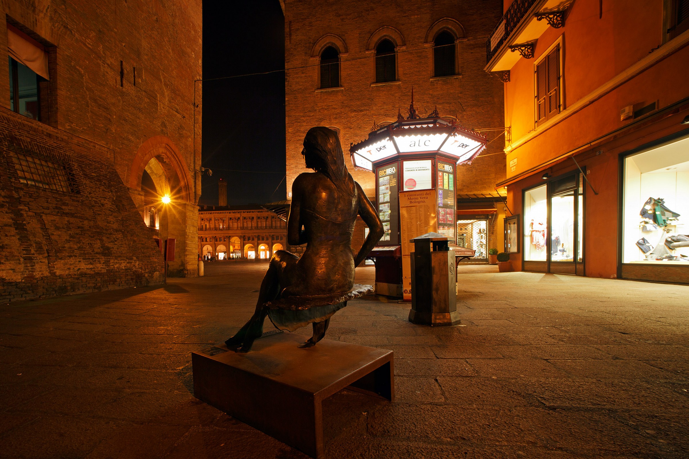 Guardando la piazza (Bologna by night)