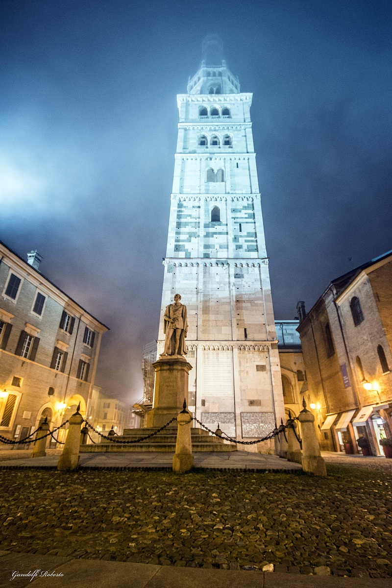 Ghirlandina e nebbia