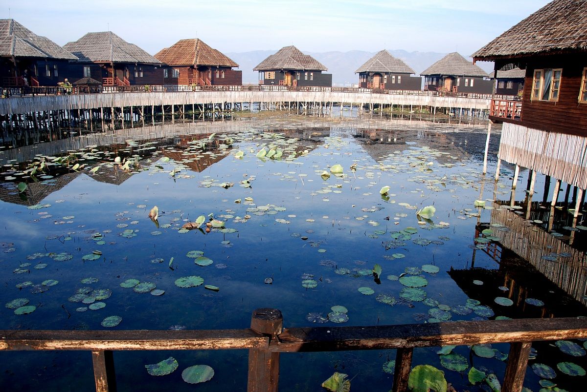 village on stilts Inle Lake (wonderful)