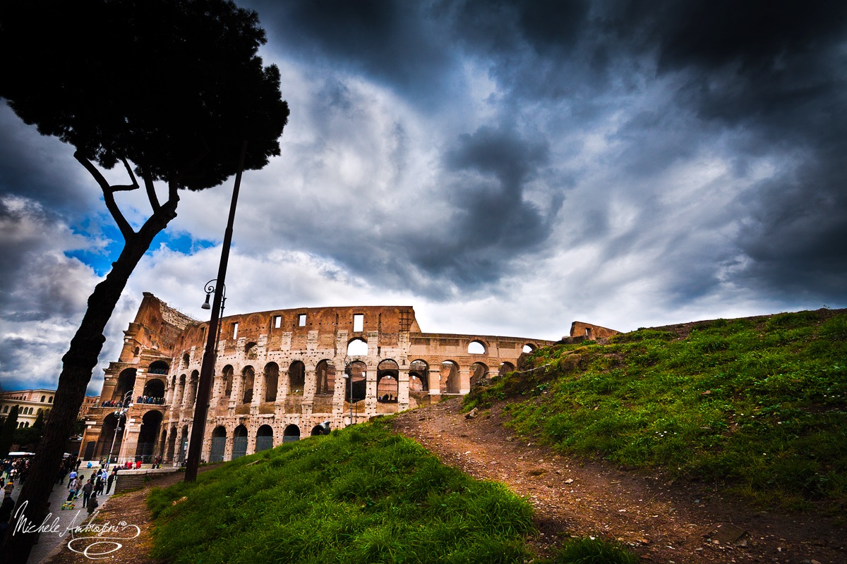 Un Colosseo dietro la collina