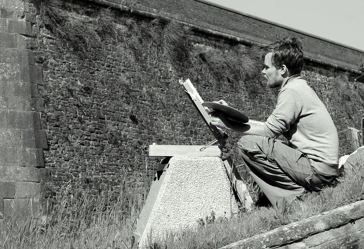 Artist under the wall