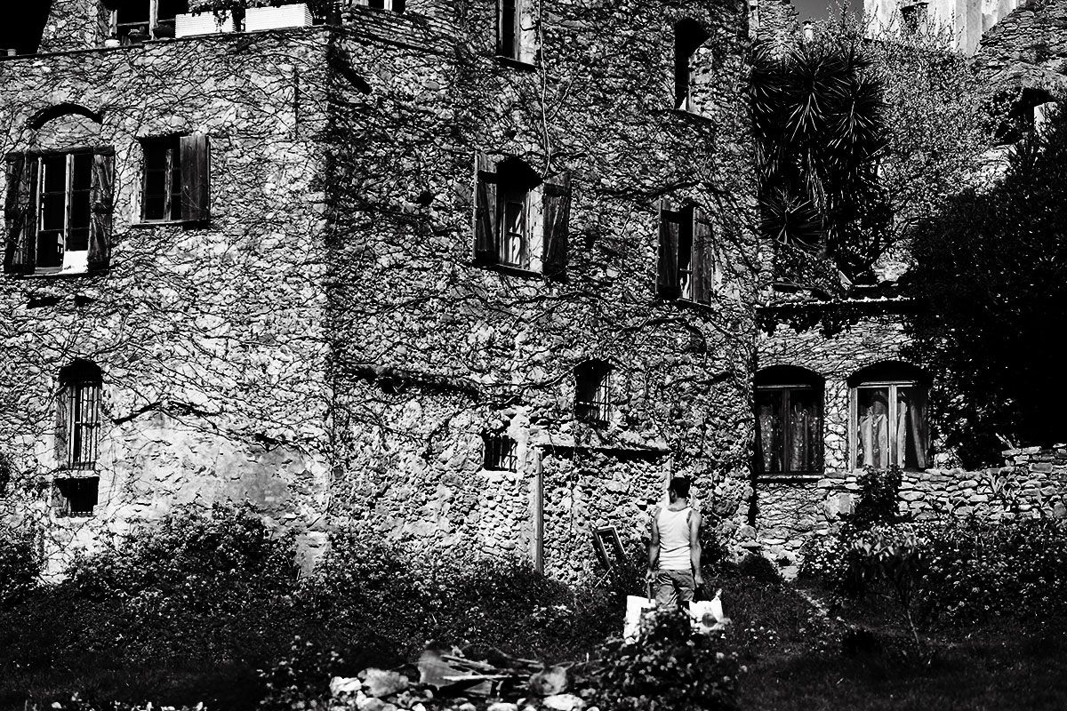 Bussana The windows on the courtyard