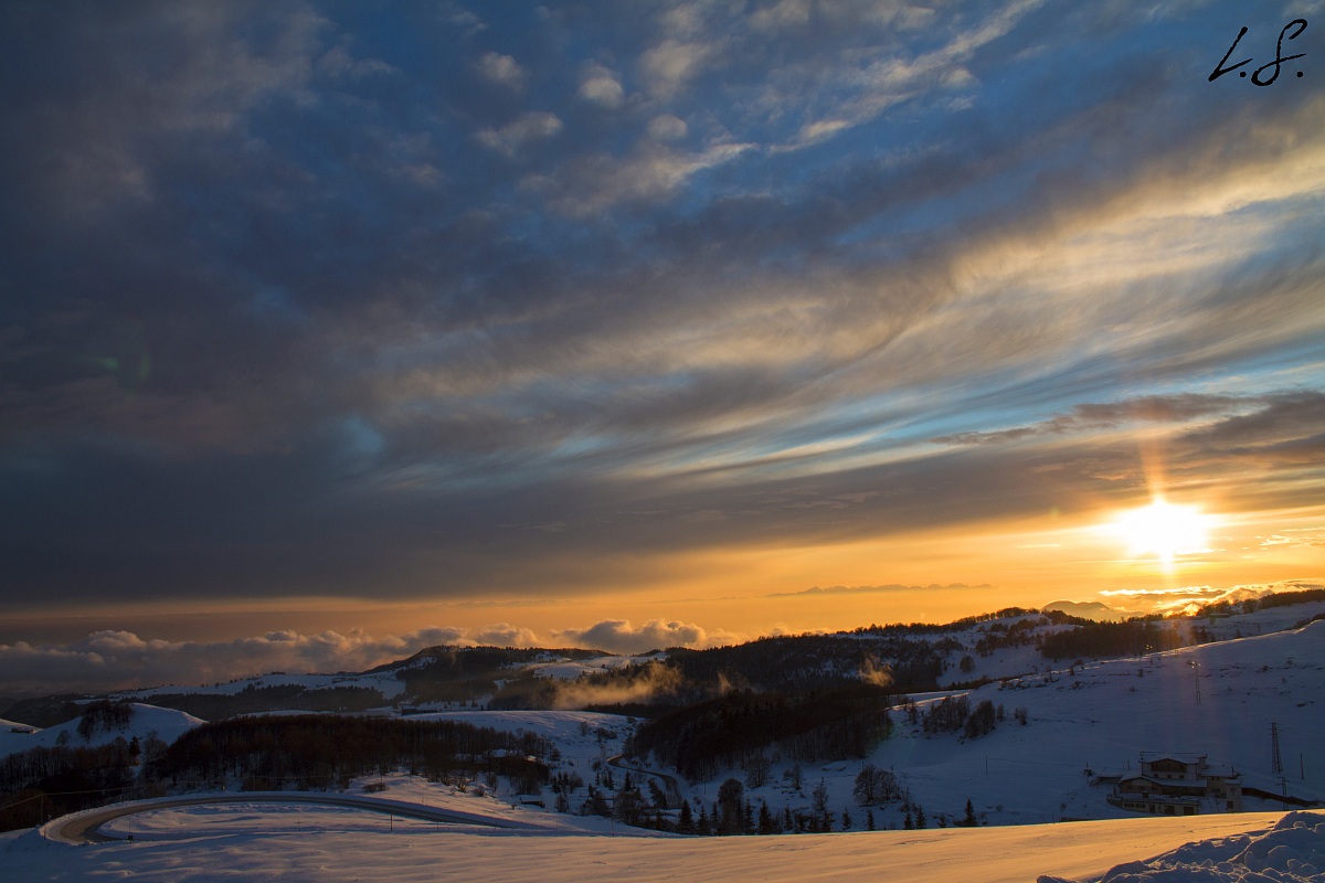 ..sulla citta nuvole basse, in montagna regna il sole..