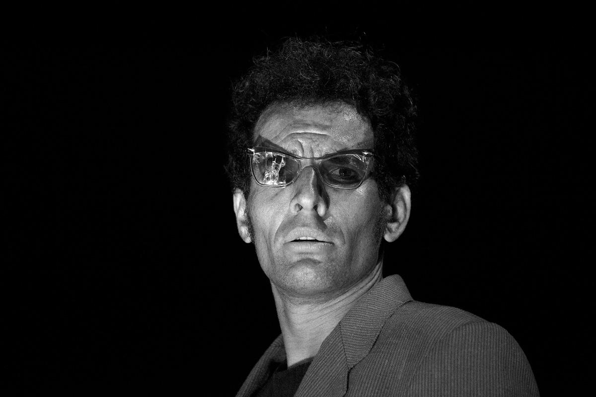 L'uomo dagli occhiali rotti