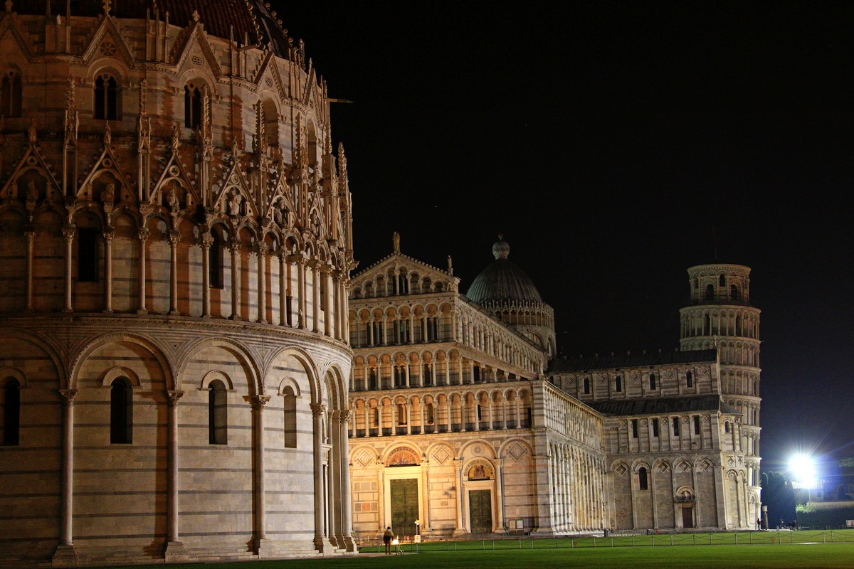 Square of Miracles by night