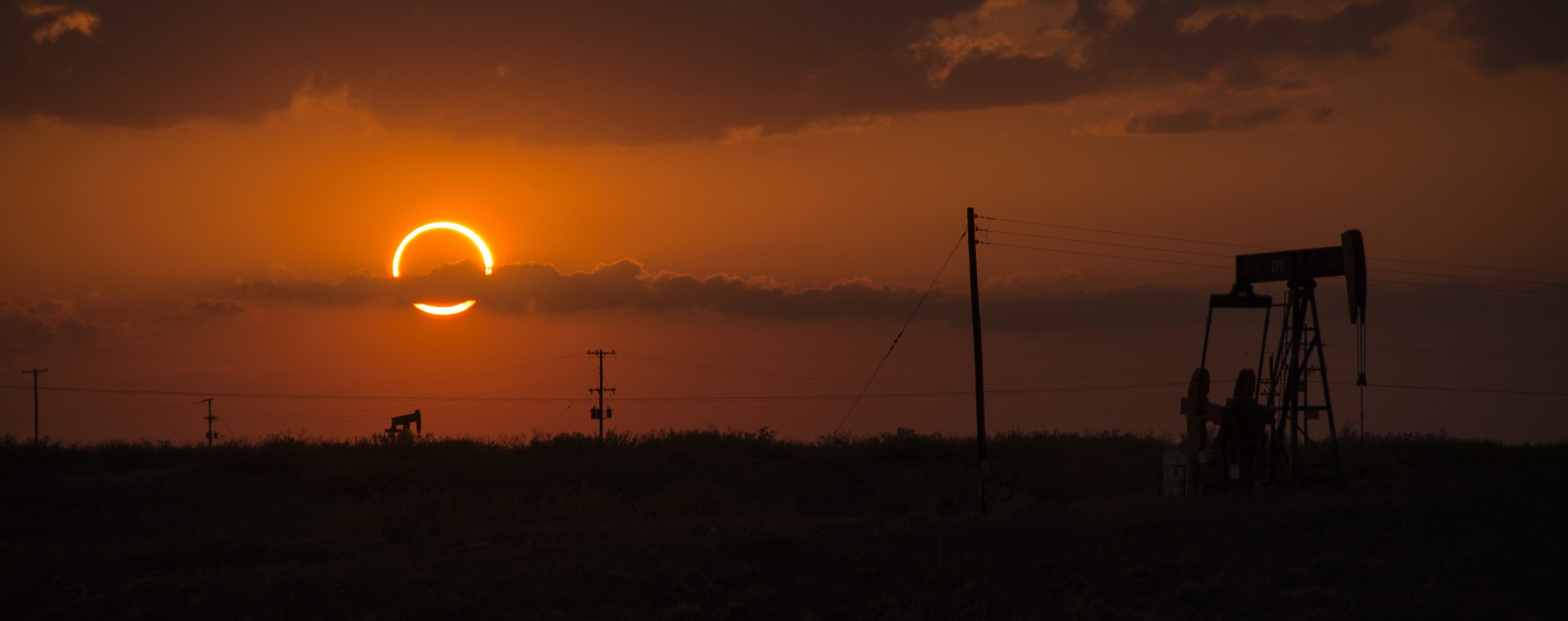 Eclissi anulare di sole al tramonto