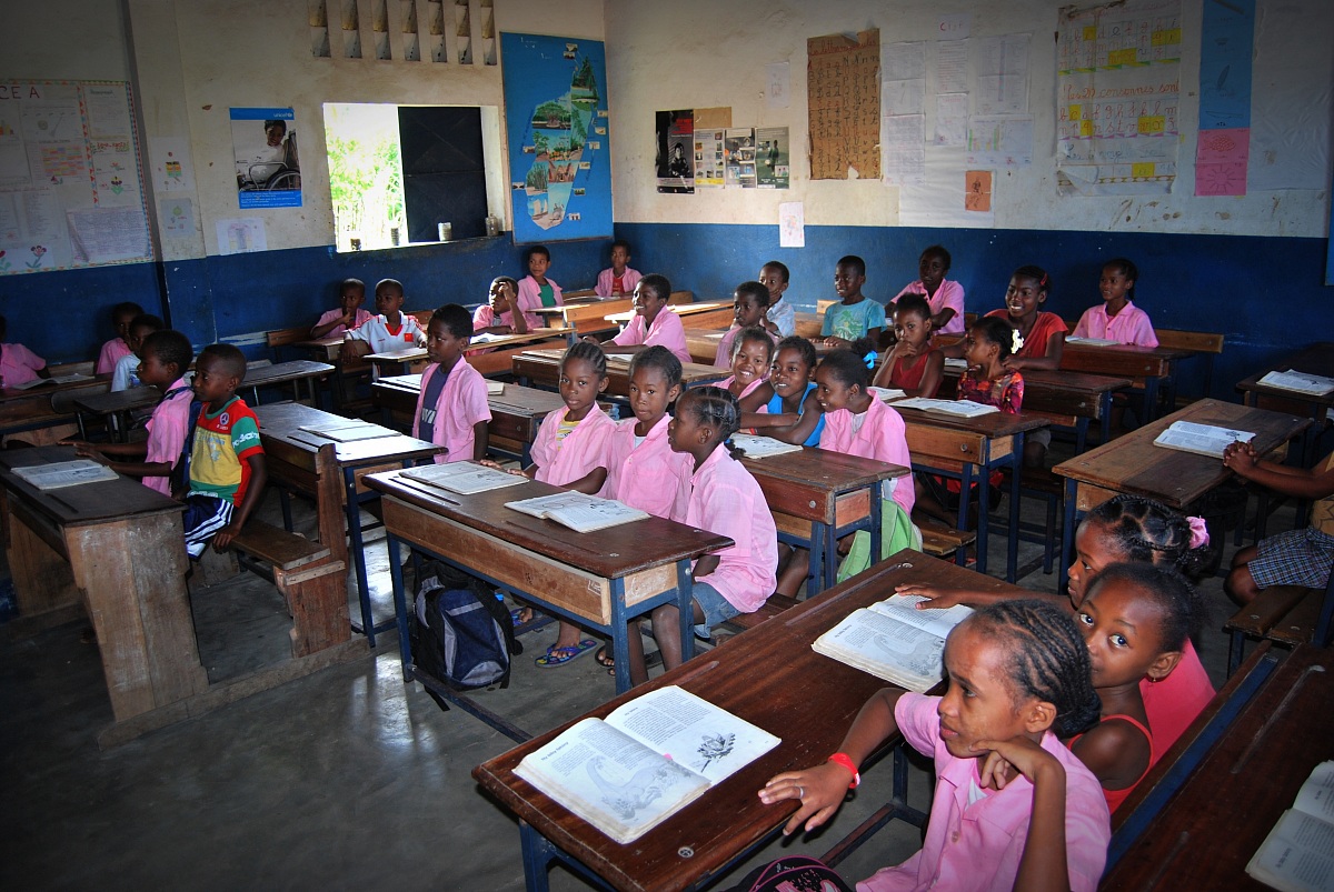 Madagascar ,bambini a scuola villaggio Dzamandzar