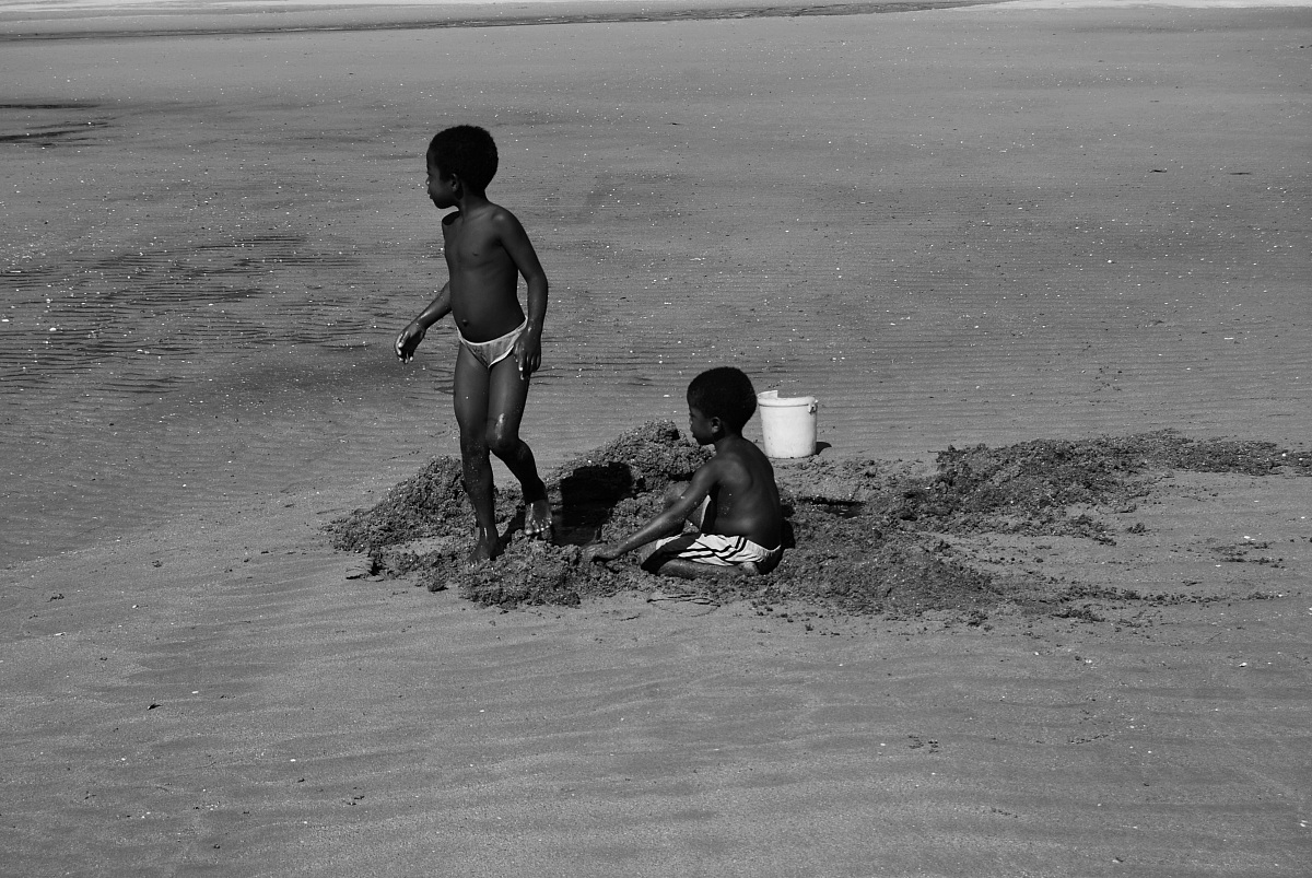 Madagascar ,bambini in gioco ,villaggio Ampasipohy