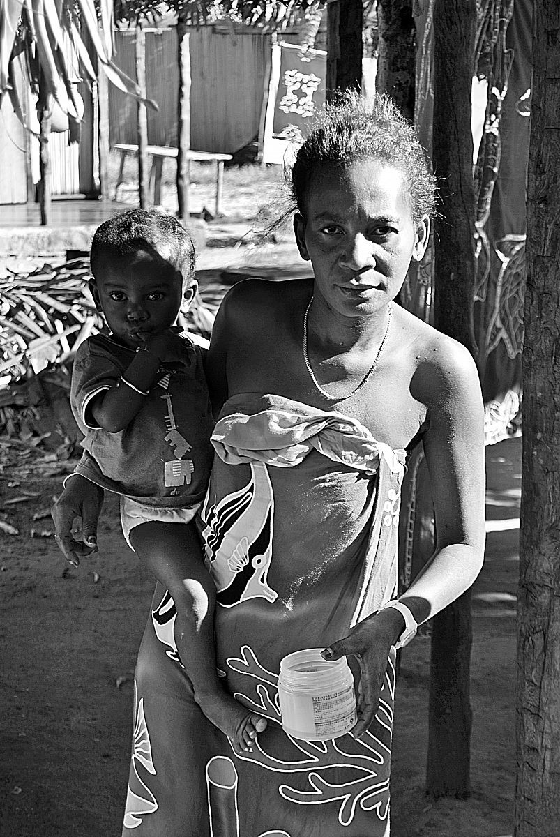 Madagascar ,mamma e bambina ,villaggio Mamoko