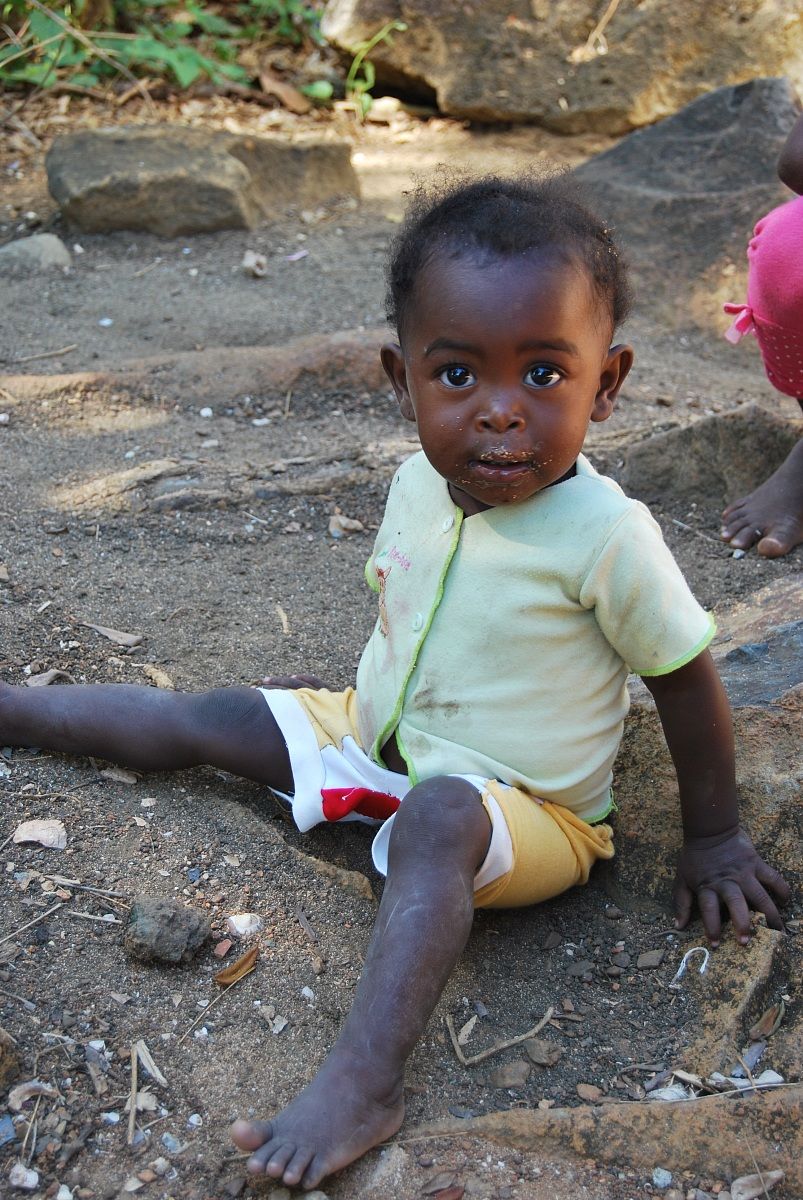 Madagascar ,bimbo villaggio Ampasipohy