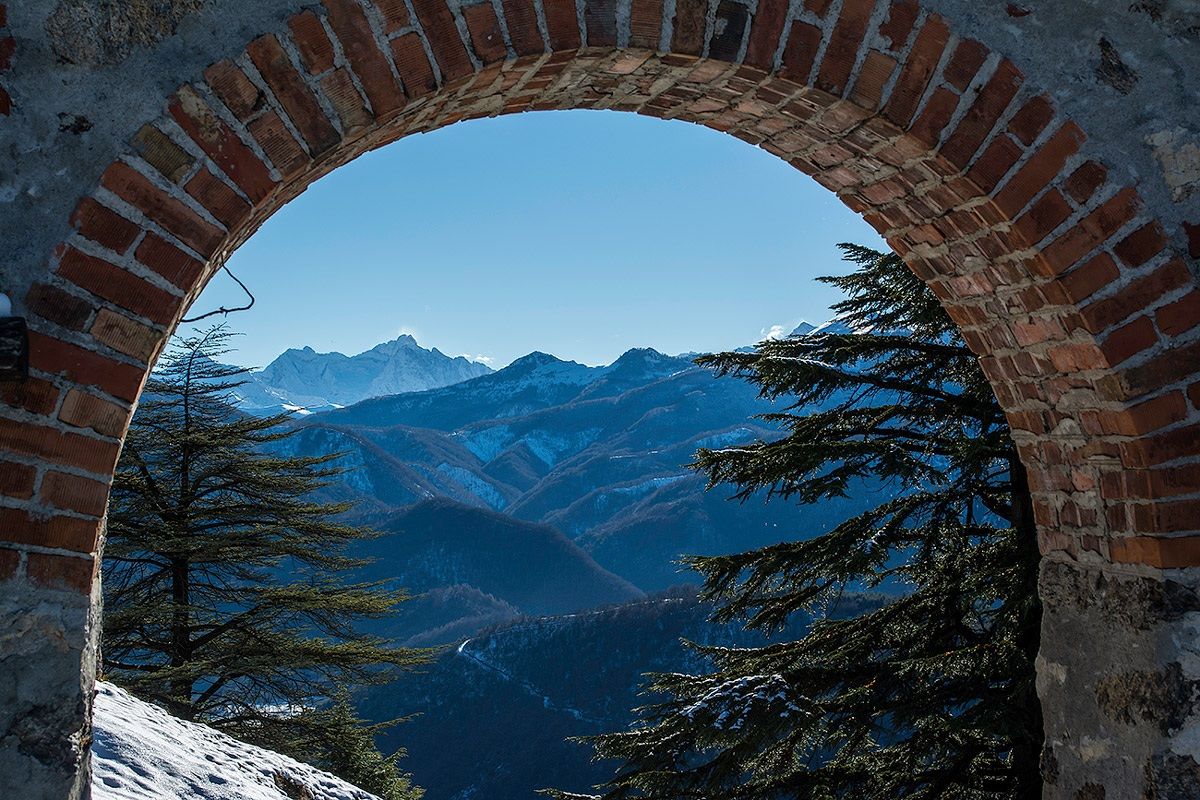 Vallata sotto un'arcata
