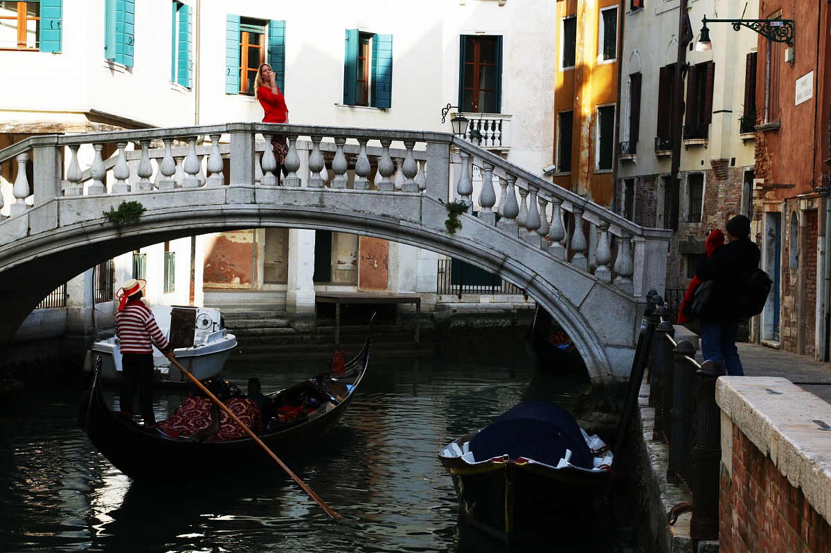 Venezia: turisti, gondola e foto