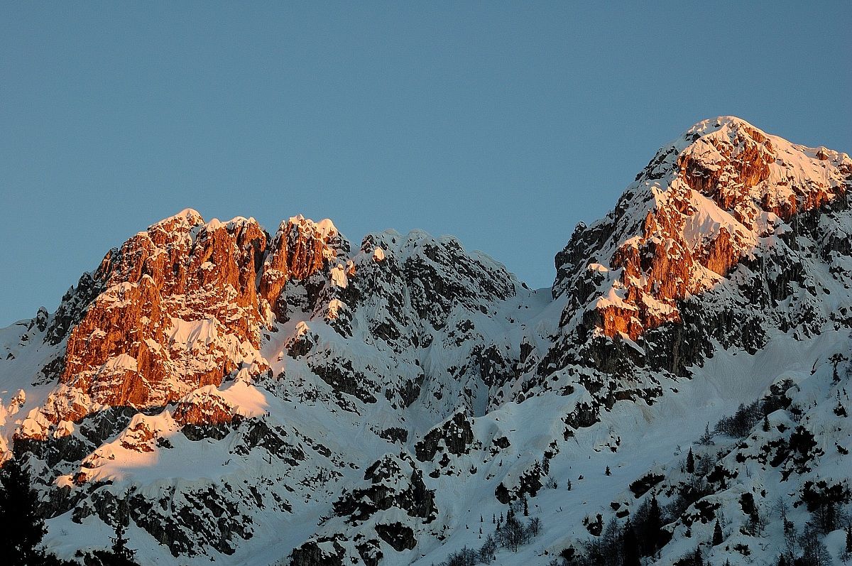 le luci della sera incendiano le rocce dell'Alben